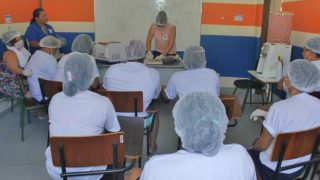 Detentas da PFM recebem curso de capacitação de artesanato com chocolate