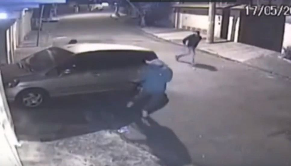 Policial militar reage a tentativa de assalto e fere um dos ladrões; veja vídeo