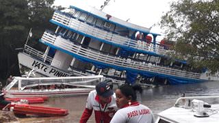 Barco afunda próximo a Praia da Lua