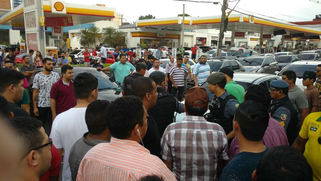 Motoristas protestam contra aumento da gasolina