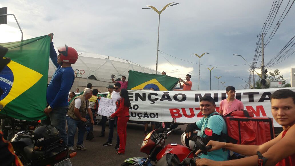 Manifestantes bloqueiam Avenida Constantino Nery, em Manaus