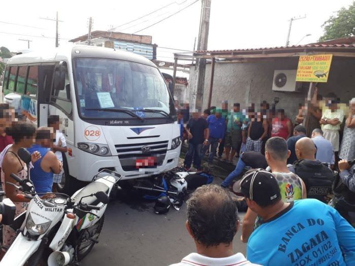 Motociclista morre após colisão com micro-ônibus no bairro Japiim