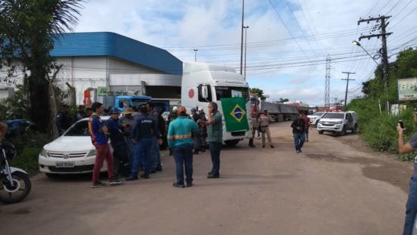 Entrada de refinaria é liberada após ordem judicial, em Manaus