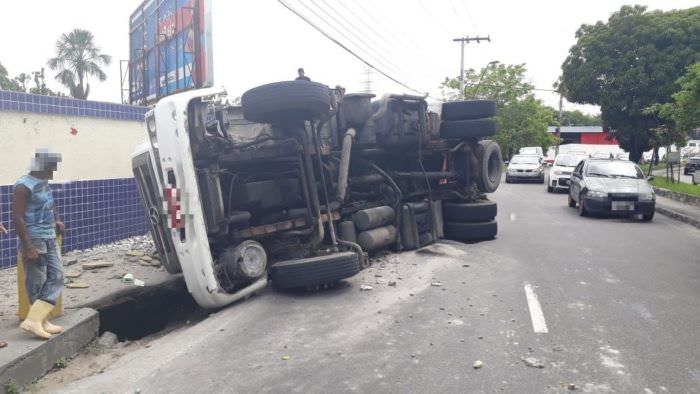 Carreta tomba na Avenida Efigênio Salles; não houve feridos