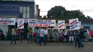 Em Coari, manifestantes protestam contra família de Adail Filho