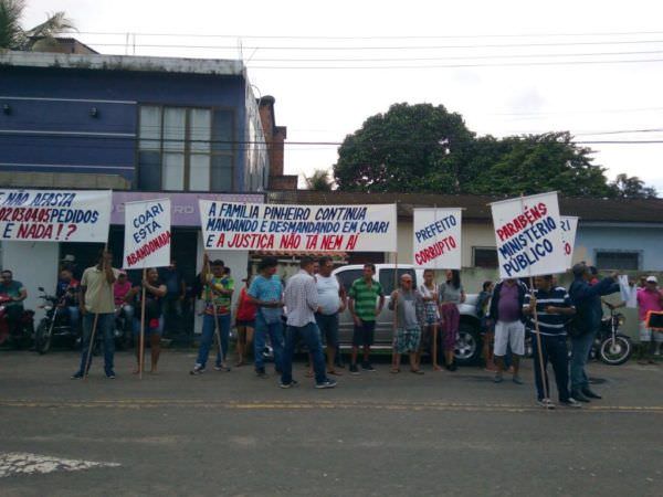 Em Coari, manifestantes protestam contra família de Adail Filho