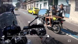 Motociclista baleado por bandidos filma próprio assalto