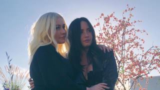 Christina Aguilera e Demi Lovato lançam clipe de 'Fall in line'