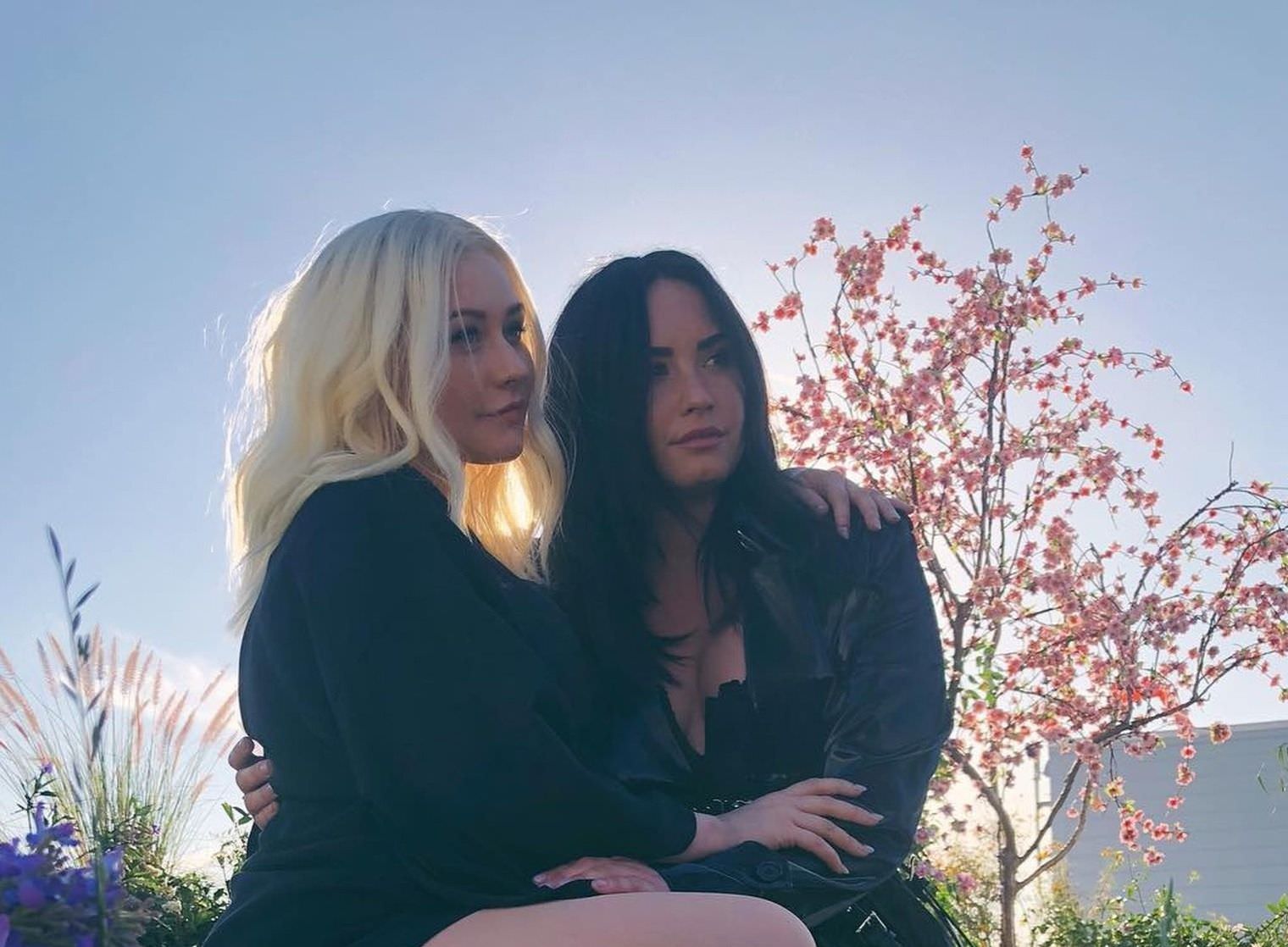 Christina Aguilera e Demi Lovato lançam clipe de ‘Fall in line’