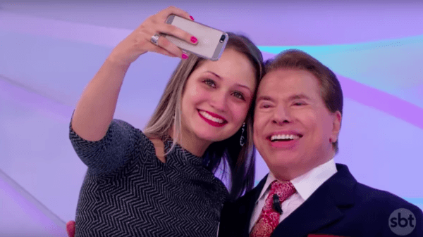 Fã chora ao tirar foto com Silvio Santos após três anos tentando