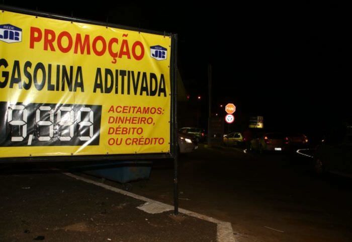 Postos cobram até R$ 9,99 pelo litro da gasolina em Brasília