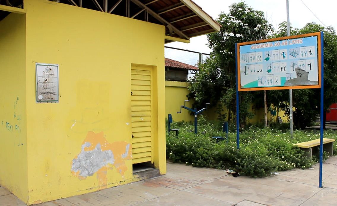 Moradores pedem reforma de praças de Manaus