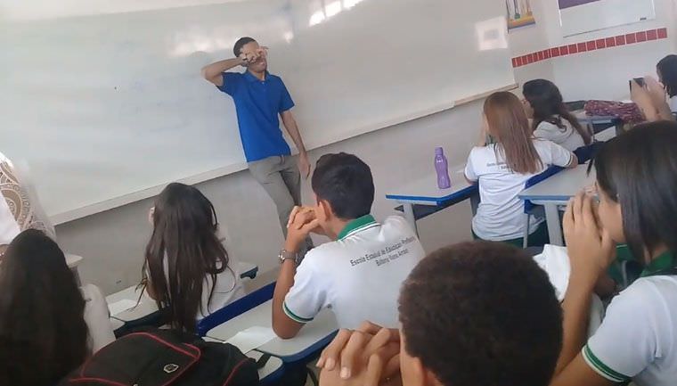 Alunos fazem vaquinha para ajudar professor que não recebe há 2 meses