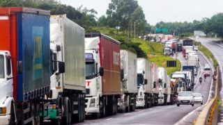 Caminhoneiros protestam em 10 estados contra reajuste no diesel