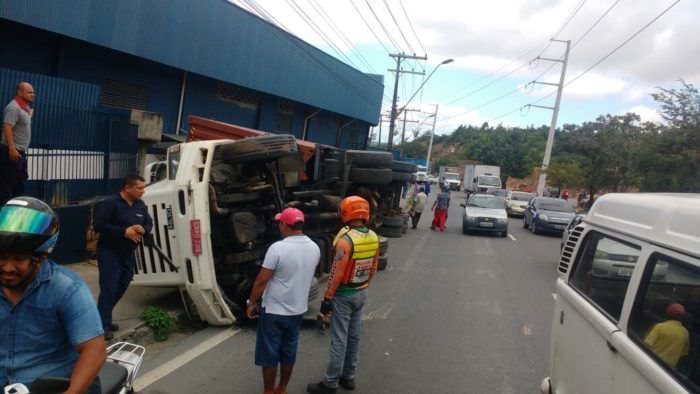 Carreta tomba em avenida de Manaus; não houve feridos