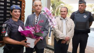 Mãe PM que matou ladrão na porta de escola é homenageada por governador