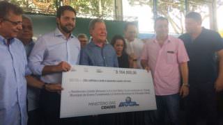 Prefeito assina acordo para regularização de 5 mil moradias, em Manaus