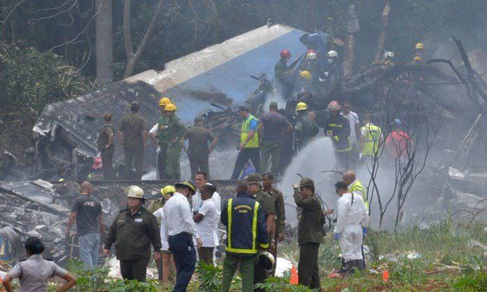 Avião com 113 pessoas a bordo cai logo após decolagem, em Cuba