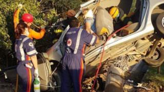 Mulher fica presa em ferragens após carro bater em poste