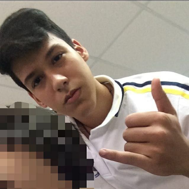 Aluno morre com descarga elétrica em celular carregando em escola