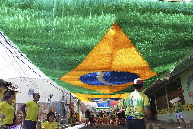 Ponta Negra e oito ruas terão transmissão do jogo do Brasil no domingo
