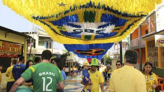 Exibição de Brasil x Sérvia e atrações musicais agitam Ruas da Copa