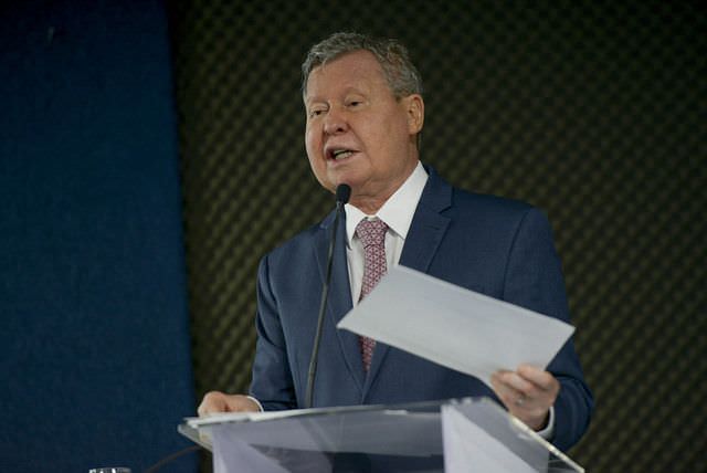 Prefeito de Manaus anuncia pagamento da primeira parcela do 13º salário