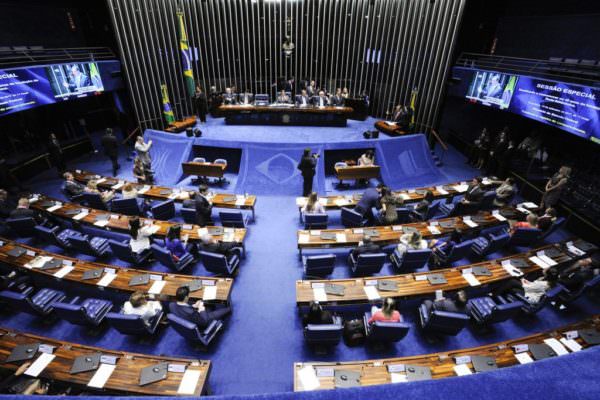 Parecer da LDO veta renúncia fiscal, reduz custeio e congela salários