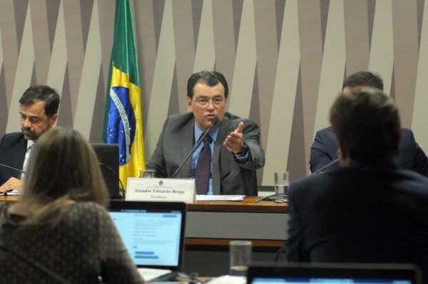 Nas redes sociais, Eduardo Braga nega ser alvo de operação da PF