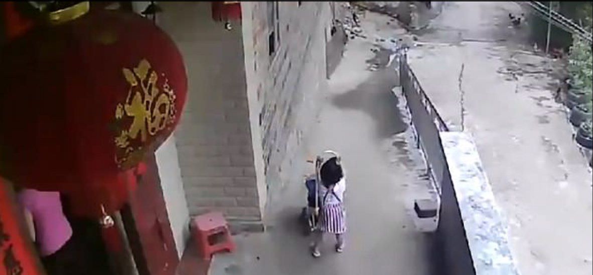 Garota empurra carrinho com irmã bebê ladeira abaixo; veja vídeo