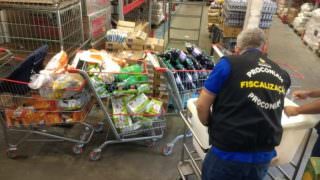 Procon apreende mais de 180 itens estragados no Supermercado DB