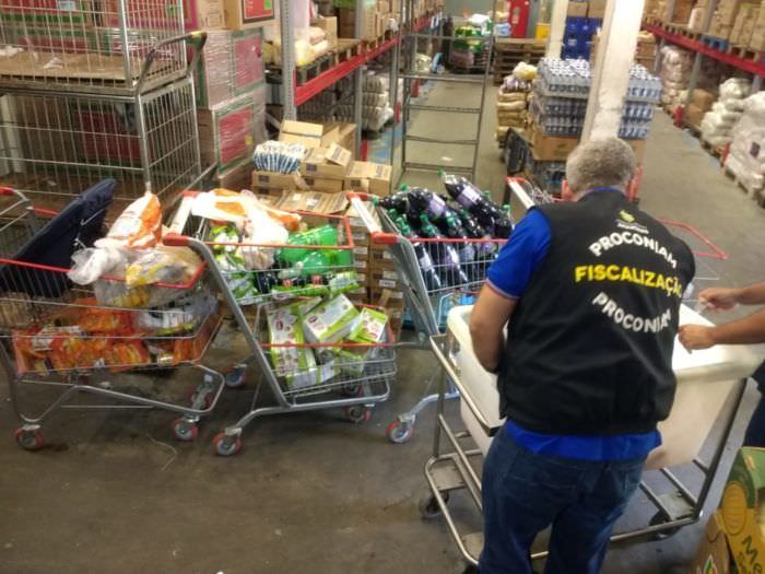 Procon apreende mais de 180 itens estragados no Supermercado DB