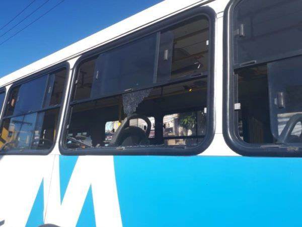 Rodoviários param Terminal do Centro e usuários depredam ônibus