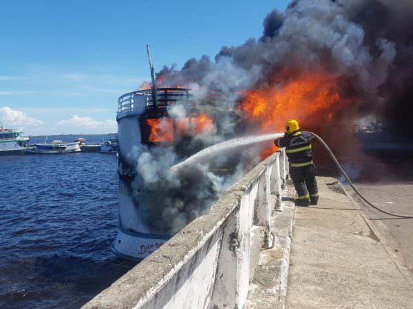 Embarcação pega fogo no porto da Manaus Moderna; assista vídeo