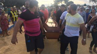 Revolta com a falta de segurança, marca enterro de motorista assassinado em Manaus