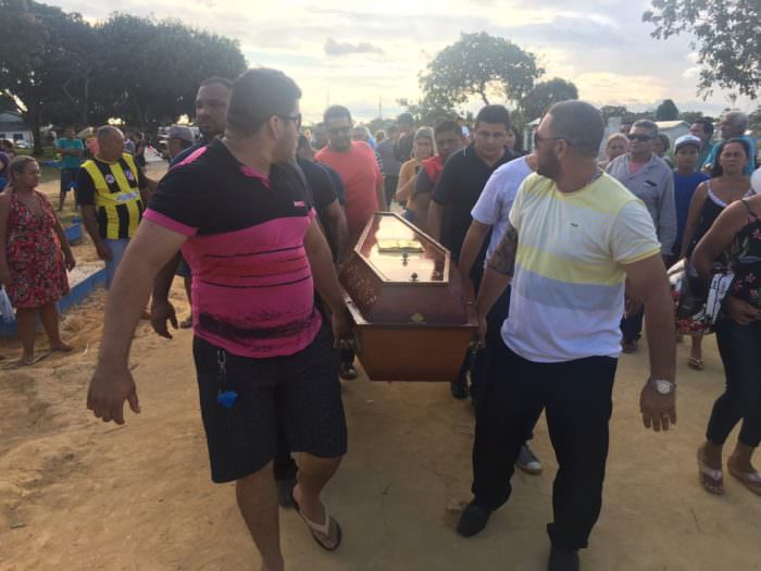 Revolta com a falta de segurança, marca enterro de motorista assassinado em Manaus
