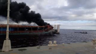 Incêndio atinge balsa no Porto do Demétrio em Manaus