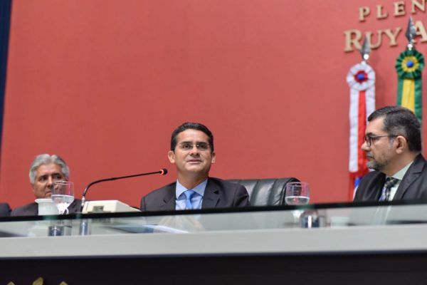 David apresenta Constituição do Estado e Regimento Interno atualizados