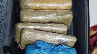 Mulher é presa com mala cheia de drogas durante jogo do Brasil