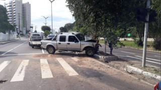 Casal fica ferido após motorista dormir ao volante