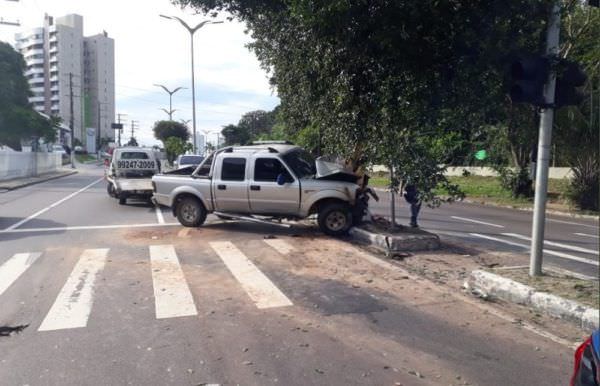Casal fica ferido após motorista dormir ao volante