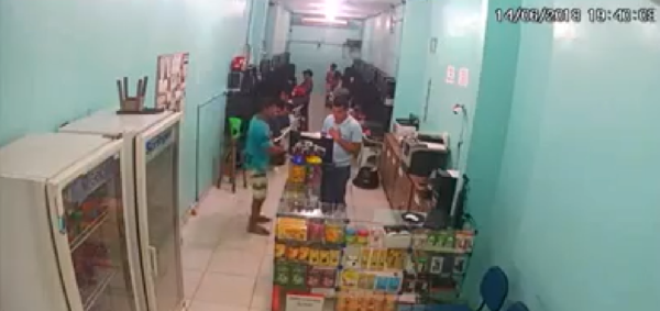 Atendente baleado durante assalto morre em hospital de Manaus