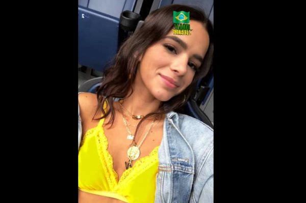 Bruna Marquezine veste sutiã amarelo para torcer pelo Brasil
