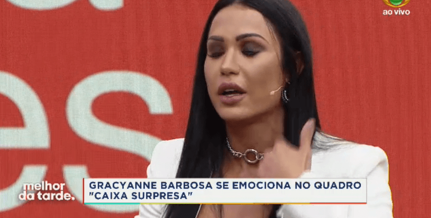 Gracyanne Barbosa chora ao revelar que era obrigada a dormir na rua