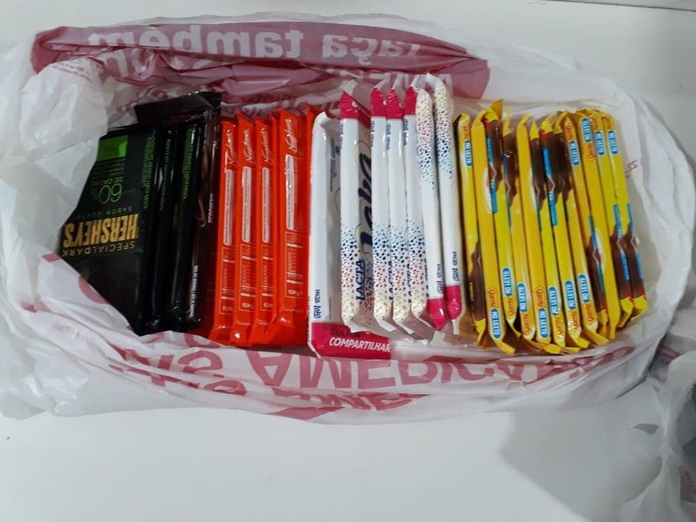 Quatro pessoas furtam chocolates em promoção e acabam detidos