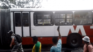 População se revolta, quebra ônibus e terminal, no sexto dia de greve em Manaus