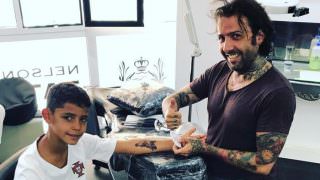 Filho de Cristiano Ronaldo faz tatuagem temporária em homenagem ao pai