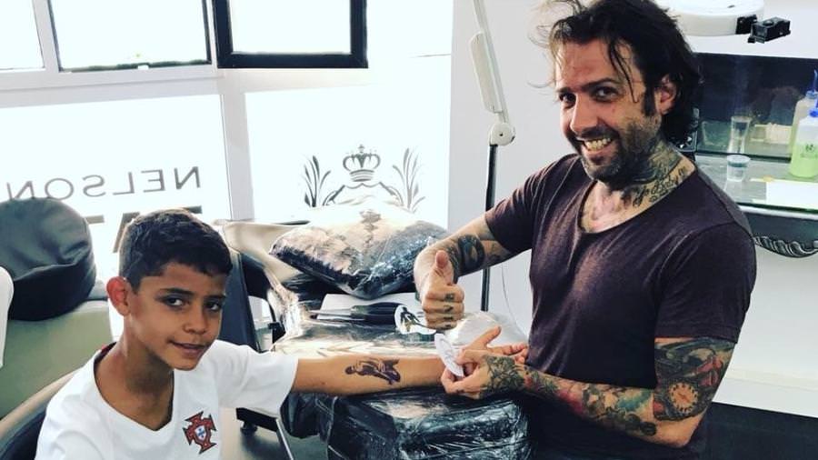 Filho de Cristiano Ronaldo faz tatuagem em homenagem ao pai