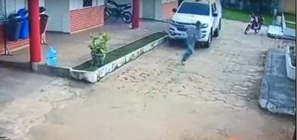 Preso algemado foge de viatura após audiência em Coari
