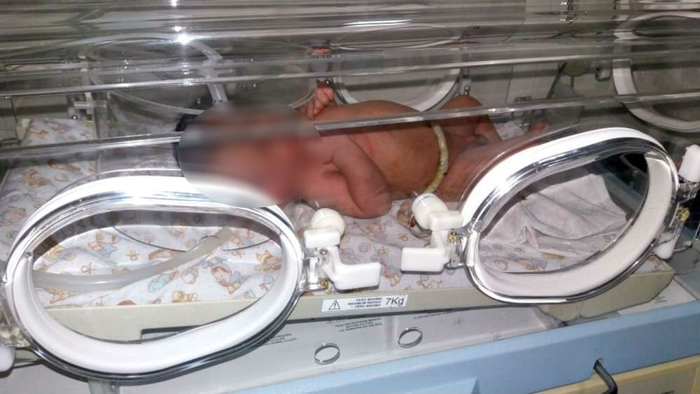 Recém-nascido é encontrado dentro de lixeira